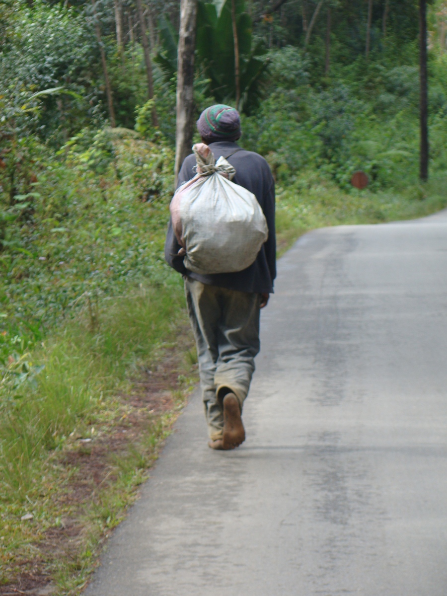 Hombre andando por la carretera, Magagascar, 2011